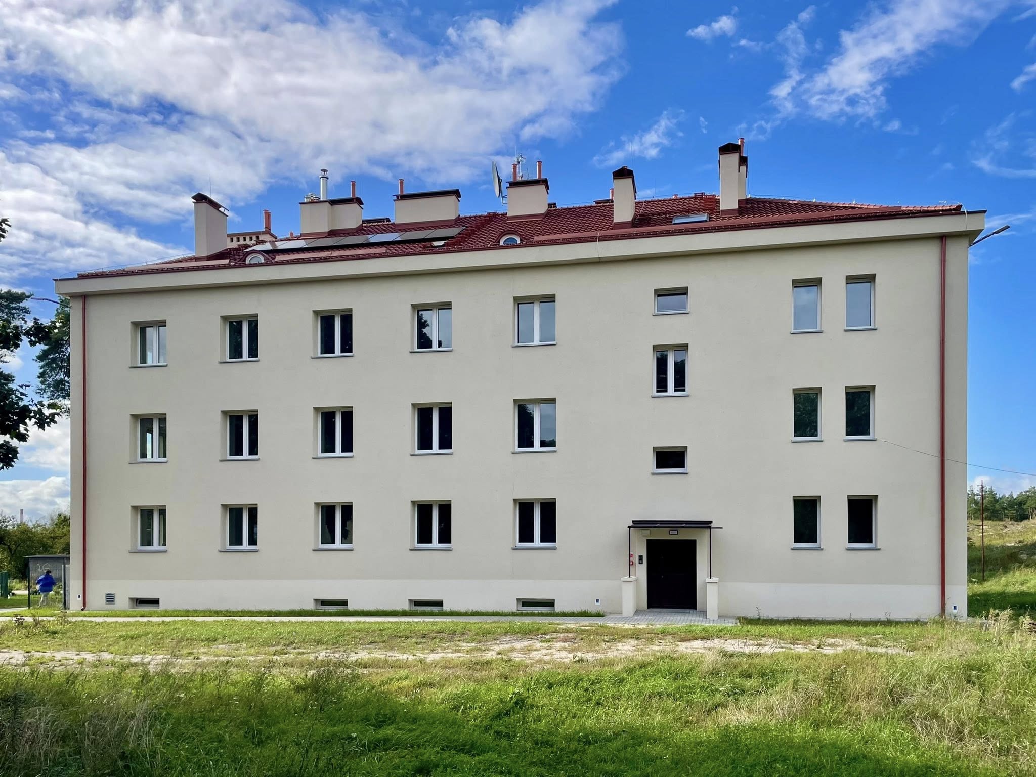 Zdjęcie przedstawia budynek po modernizacji przy ul. Łowicka 11